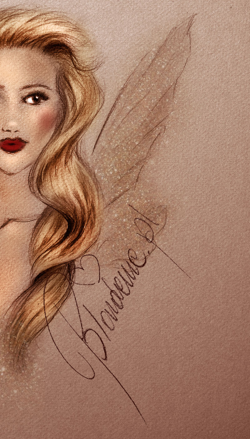 Złoty blond - piękna blondynka o czerwonych ustach - leśna wróżka, brokatowe skrzydła
