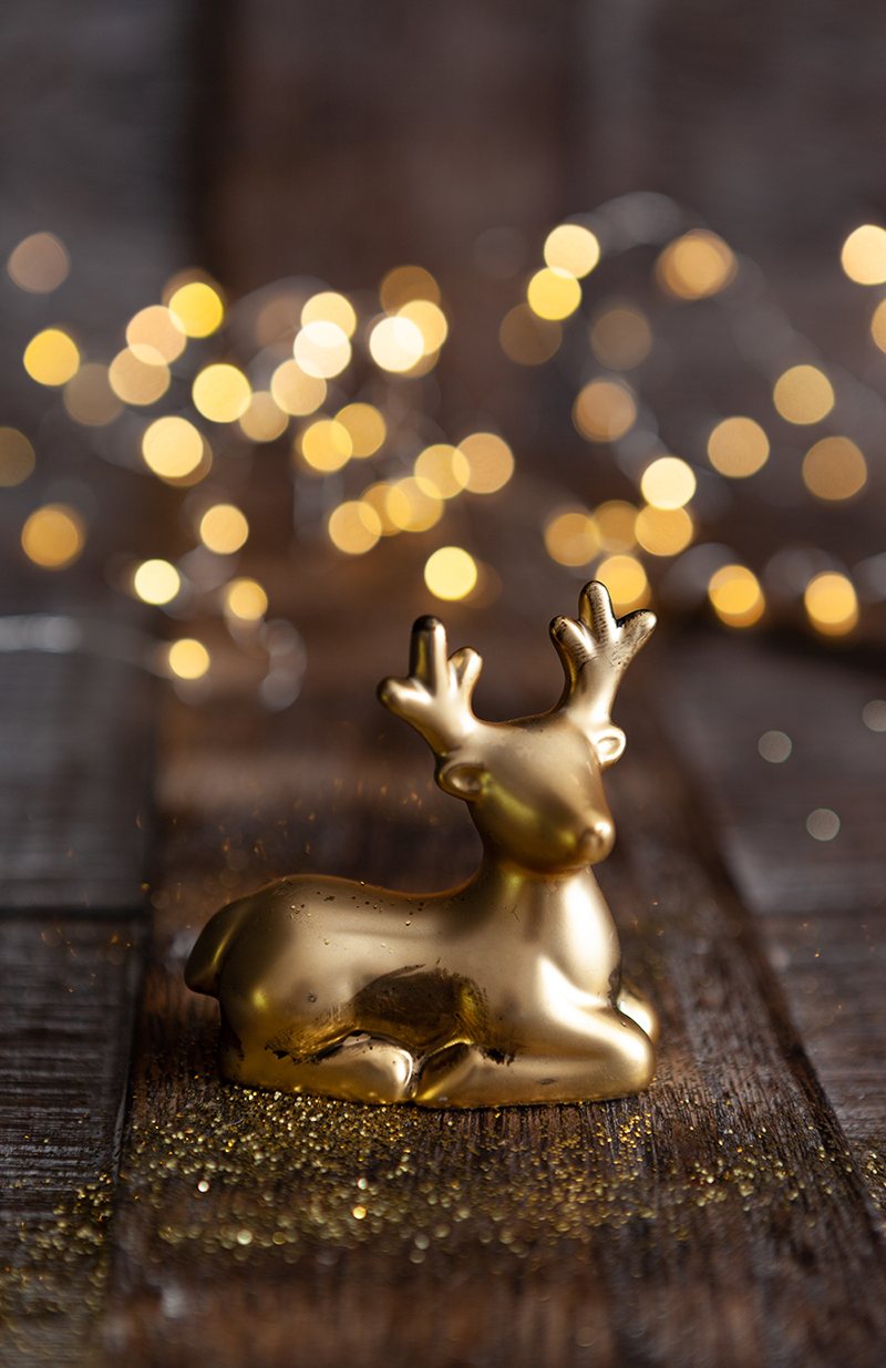 Złoty renifer - ozdoby świąteczne - efekt bokeh - Boże Narodzenie